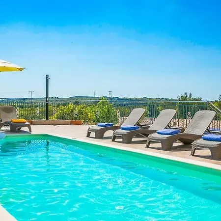 וילה Sleeps 6 Pool Air Con Wifi *