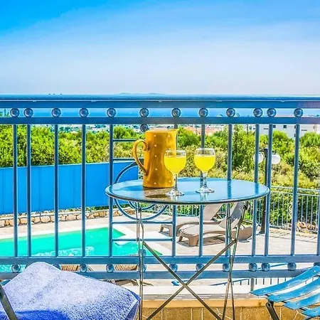 Sleeps 6 Pool Air Con Wifi וילה *