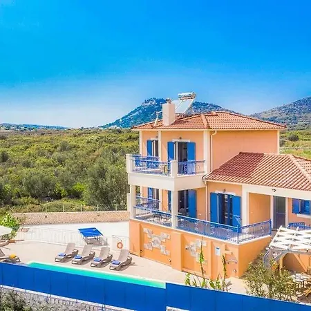 Villa Sleeps 6 Pool Air Con Wifi *